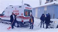 Sivas'ta ekipler yolu kapanan köydeki hastanın imdadına yetişti